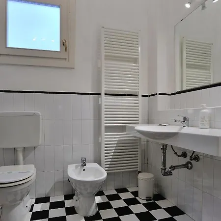 Loris' House